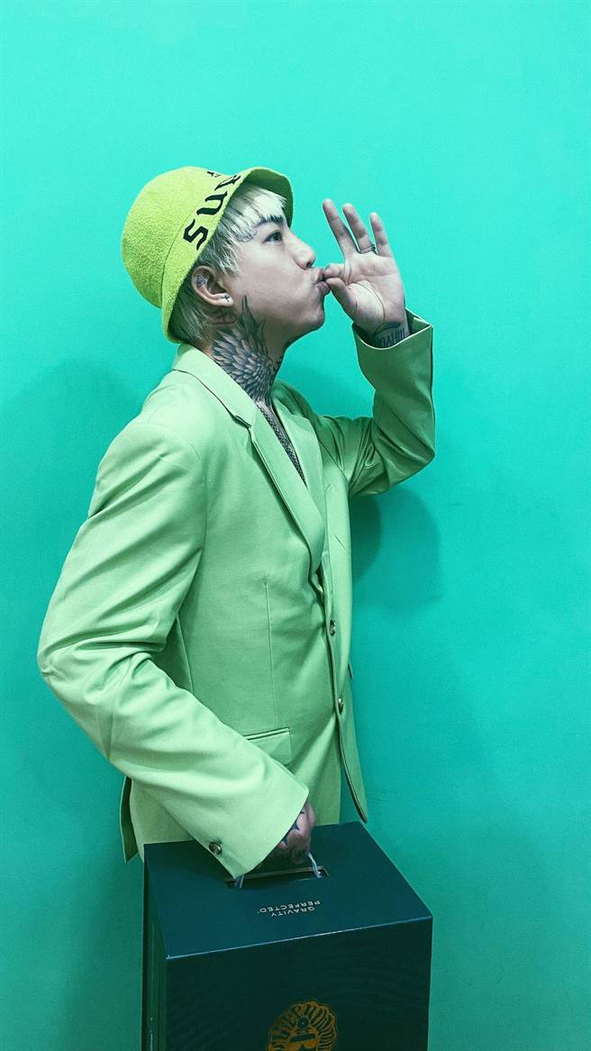 谢和弦今在脸书发表戴绿帽的照片，反击前妻。（摘自脸书）