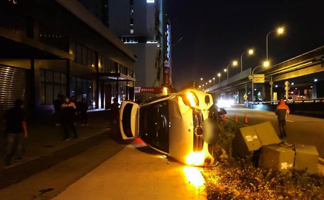潘男自称因身体不适，一时失神方撞到路边的电线杆导致翻车。（民眾提供）