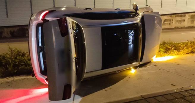 潘男自称因身体不适，一时失神方撞到路边的电线杆导致翻车。（民眾提供）