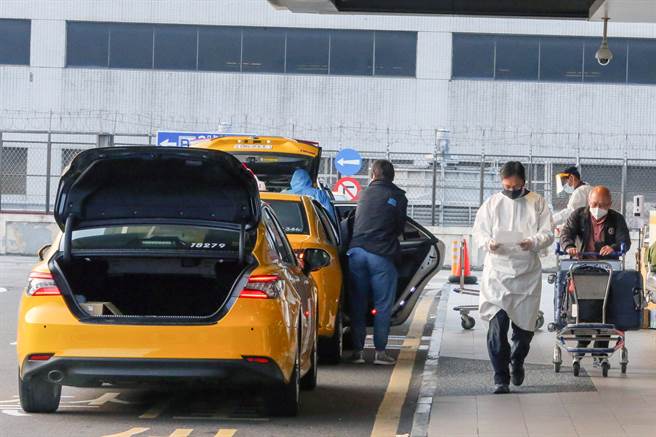 沈政男醫師認為做好2件事就能清零Omicron，未必需要升三級警戒。圖為桃園機場入境旅客搭乘防疫計程車。（陳麒全攝）