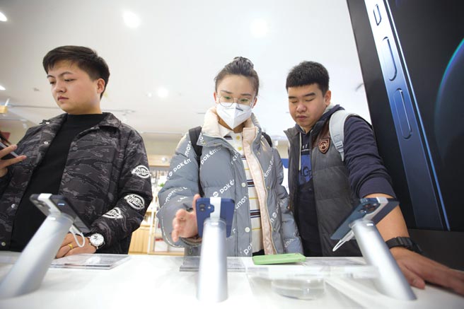 2021年全年智慧型手機出貨量為3.43億支，占有97.7％出貨量，年增15.9％，上市新機累計404款。圖／中新社