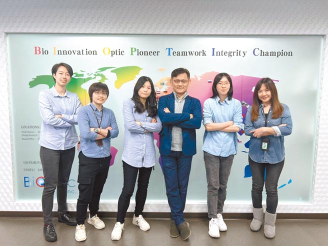 光鼎生技董事長蔡守冠（右三）率領產品、業務團隊，力拚在全球生醫市場續創佳績。圖／業者提供