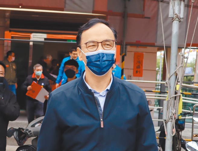 国民党主席朱立伦18日被问到3位监委将赴云林调查云林县长张丽善胞弟涉嫌滥垦山坡地案，朱立伦强调，台湾不能有选择性办案，更不能有双重标准。（吕妍庭摄）