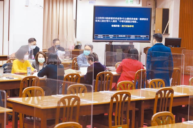 立法院第10届修宪委员会全体委员会议18日继续审查「中华民国宪法增修条文增订第一条之1条文草案」等75案，但在国民党籍立委未出席的状况下，会议室显得空空荡荡。（杜宜谙摄）