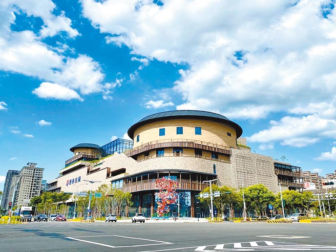 远百竹北店独特的客家圆楼外观。（远百提供）