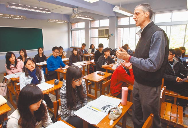 因应2030年双语国家政策，教育部将引进531名外籍英语教学人员，图为台湾师大必修英文课程，外籍教师授课情形。（本报资料照片）