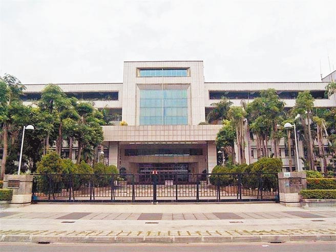 邓姓男子时速近百飙车撞右转货柜车惨死，邓父替儿子办后事时特地买了蓝宝坚尼、重机烧给他，二审法官考量民情和习俗，认为烧3C、交通工具等纸扎物也是一种「事死如事生」的概念，予以判准。（本报资料照）