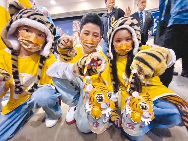 台中市府元宵節小提燈「波波虎」18日亮相，造型結合台中湖心亭、太陽餅等創意與在地元素。（盧金足攝）