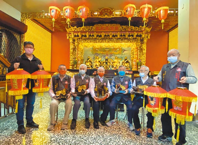 嘉義城隍廟歡迎民眾虎年到廟裡走春點燈祈福。（廖素慧攝）