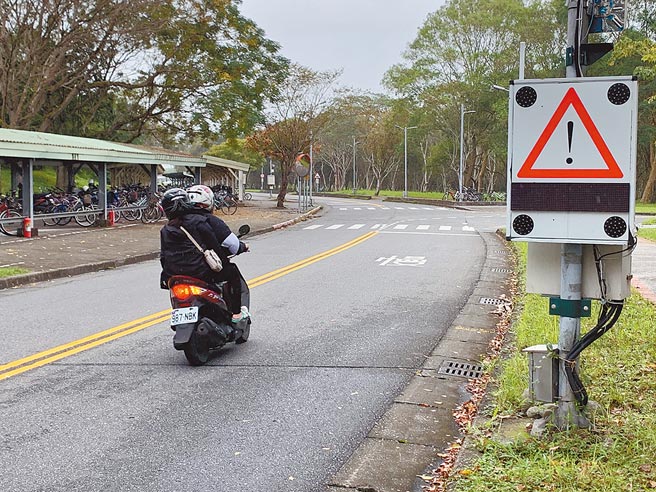 东华大学校地广阔，学生多以机车代步，却常发生一些交通意外，学校决议装测速照相。（王志伟摄）