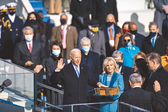 美国总统拜登即将在20日上任满一周年，但美国媒体指出，包括年轻人、女性、有色人种及中间选民等各大族群，都对拜登过去一年的政绩感到不满。图为2021年1月20日，拜登宣誓就任美国总统 。（新华社）