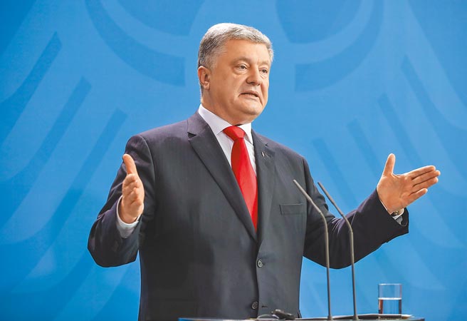 烏克蘭前總統波洛申科17日自波蘭搭機返國，他在機場對支持者說，他返烏是要助國家面對「俄國入侵的日增威脅」。（新華社）