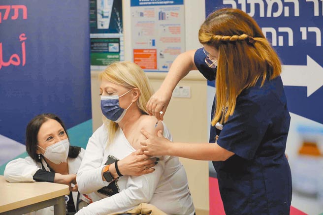 以色列開始接種第4劑新冠疫苗。圖為日前在以色列拉馬特甘的謝巴醫療中心，一名女子接種第4劑新冠疫苗。（新華社）