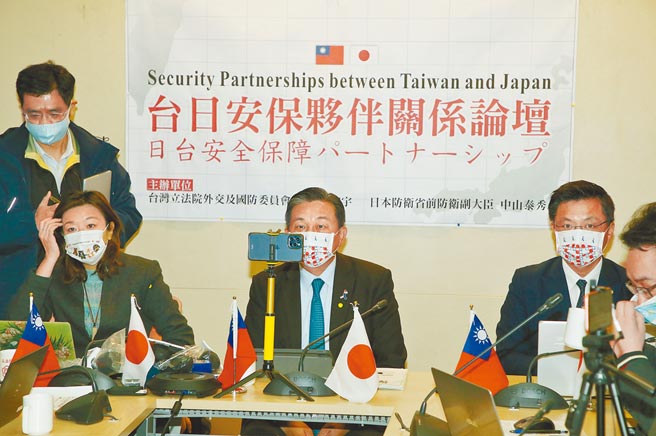 台日安保伙伴关系论坛18日登场，与会的民进党立委赵天麟（右）倡议，台湾与日本应该互订日本关系法及台湾关系法。前左为民进党立委林静仪，中为民进党立委王定宇。（中央社）