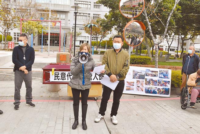 苗栗造桥乡坤舆事业废弃物掩埋场争议不断，业者认为辖区竹南警分局偏袒反坤舆自救会，坤舆公司经理王亚绮18日赴县警局抗议警方执法不公。（谢明俊摄）