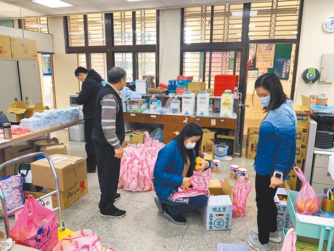 桃园市中坜高商准备防疫物资及饼乾送检疫所，为被隔离的师生打气。（校方提供／吕筱蝉桃园传真）