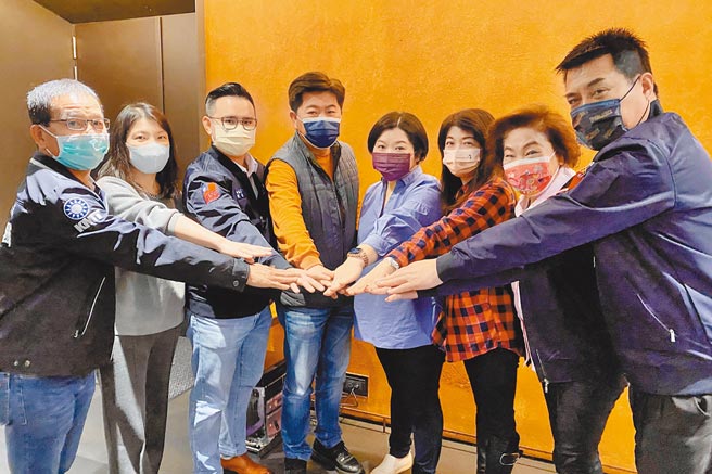 台中市议会国民党团18日推选市议员吴琼华（右三）任书记长。（台中市议会国民党团提供／卢金足台中传真）