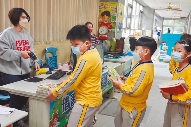 寒假因应防疫，嘉义市民族国小学童借书带回家寒假好阅读。（嘉义市民族国小／廖素慧嘉市传真）