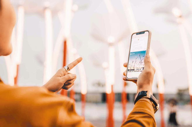 台灣燈會導入LINE Beacon智慧導覽，圖為燈會作品巨人的夢幻花園。（高市府提供／柯宗緯高雄傳真）