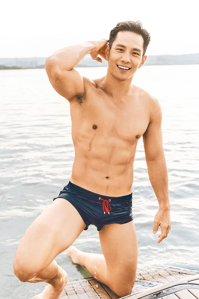 祖雄的写真书尺度惊人。（星浪娱乐提供）