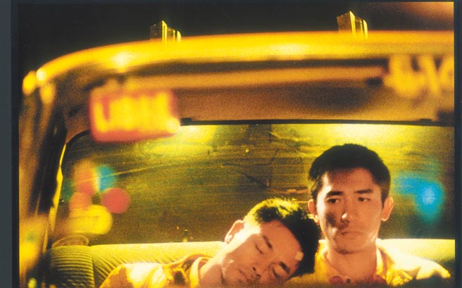 梁朝伟（右）与张国荣在《春光乍泄》中共谱一段流浪阿根廷的深刻恋情。（CATCHPLAY提供）