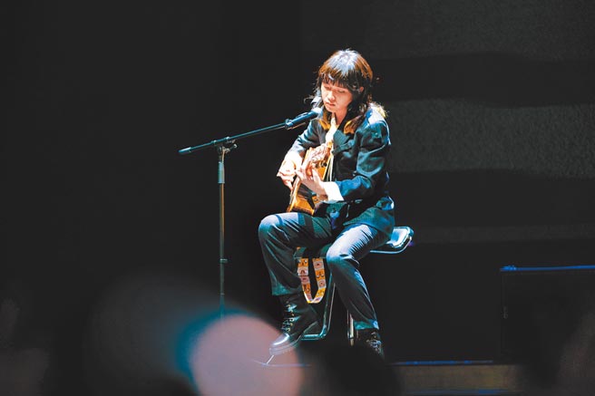 持修新歌〈我还在你的梦里吗〉讲述他在台上被掌声环绕，台下只剩孤独感。（EMI音乐提供）