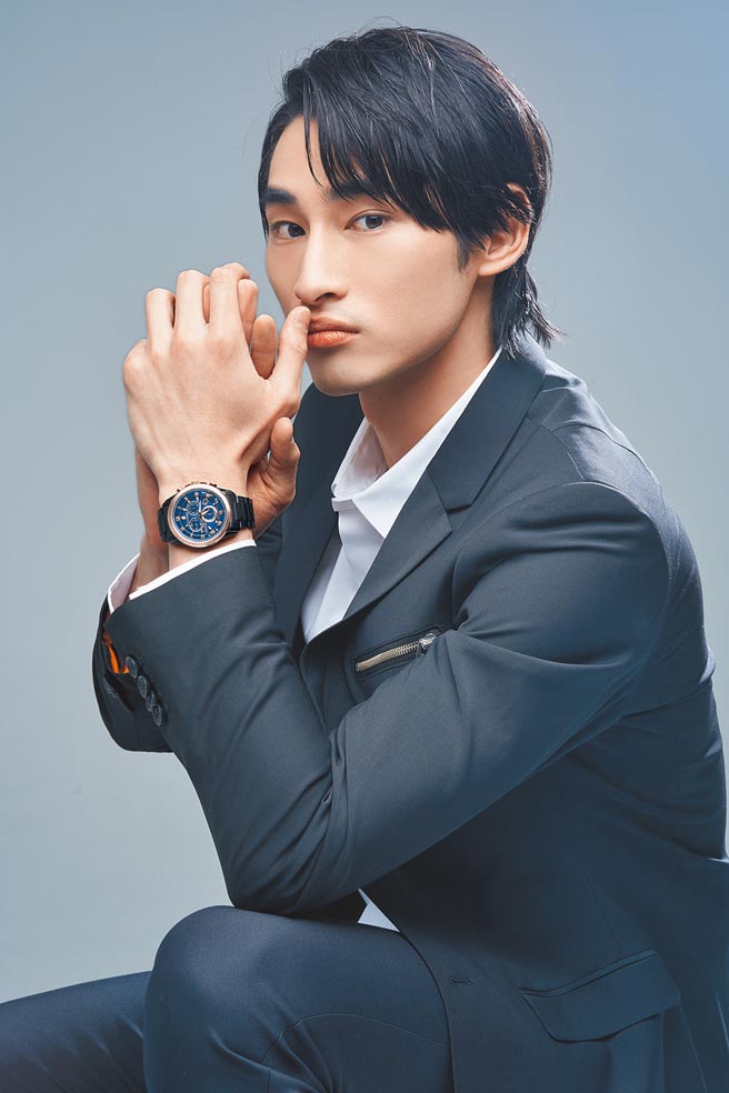章广辰以星辰光动能腕表搭配正式西装，相当华丽。星辰光动能腕表，2万800元。（摄影／JOJ Photo‧服装提供／ck Calvin Klein）