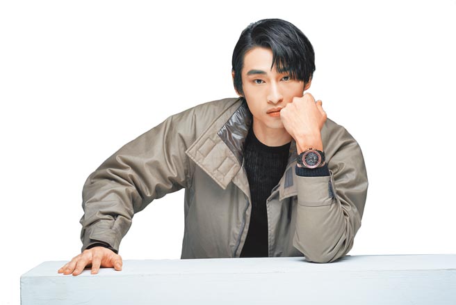 章广辰配戴星辰Gent's光动能五局电波接收腕表，可显示全球26城市时间，红圈配他身上的绿色飞行员夹克意外吸睛。星辰光动能电波接收腕表，2万9800元。（摄影／JOJ Photo‧服装提供／Peter Wu）