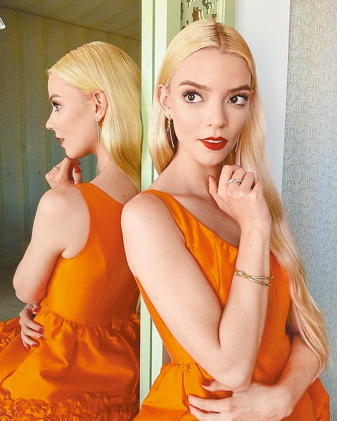 《后翼弃兵》女主角安雅泰勒乔伊佩戴TIFFANY最新款TIFFANY Knot珠宝。（摘自IG）