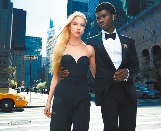 安雅泰勒乔伊与模特儿艾顿梅森在纽约街头拍摄TIFFANY Knot全新系列形象广告。（TIFFANY提供）