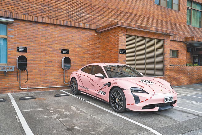 即日起至3月31日，凡保时捷车主出示车钥匙即享餐饮和住宿优惠。（台北福华大饭店提供）