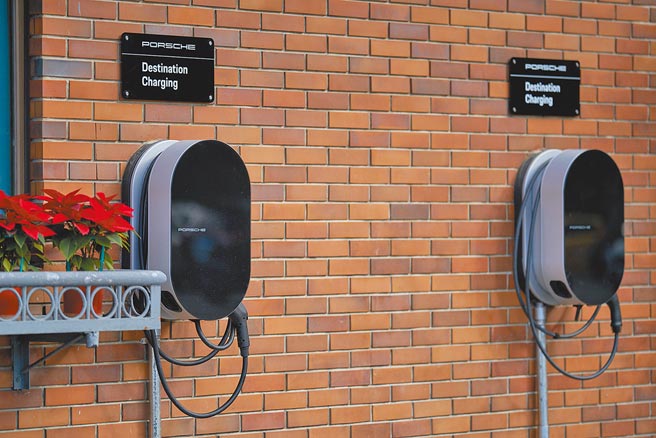 保时捷全系列电动车车主皆可于饭店停车场内使用J1772Type1之9.6KW充电设备。（台北福华大饭店提供）