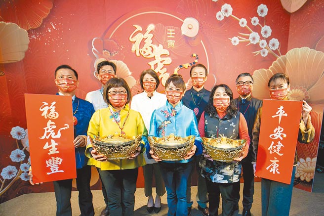 SOGO董事长黄晴雯（中）率领经营团队举行新春福袋记者会。（SOGO提供）