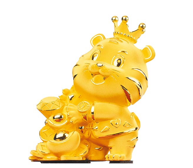 SOGO台北店福袋新机运金喜刮刮乐加码，初一限定-周大福虎钻连年纯金摆件，市价约3万6500元。（SOGO提供）