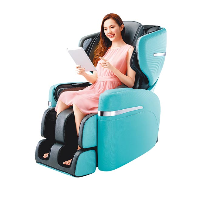 新光三越站前福袋，大奖价值近10万元OSIM V手天王按摩椅。（新光三越提供）