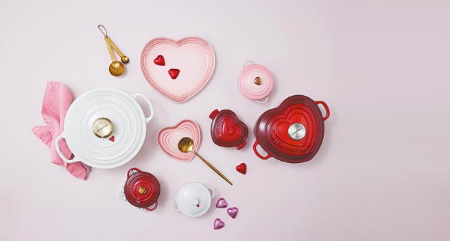 LE CREUSET甜心系列，該系列包含鑄鐵鍋、鑄鐵愛心煎盤、造型廚具、廚具配件等。（Le Creuset提供）