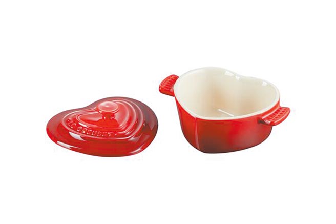 LE CREUSET 甜心系列愛心鐵鍋心型鋼頭（櫻桃紅），20公分，1萬3000元。（Le Creuset 提供）