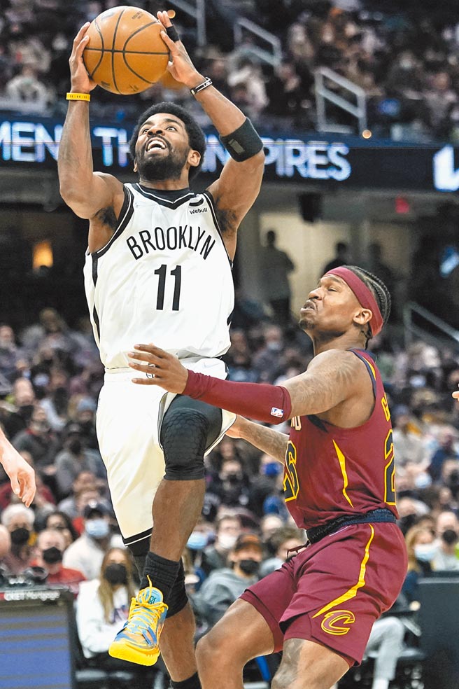 明星后卫厄文（左）拿下27分、7篮板、9助攻，仍无法挽救篮网输给骑士的结果。（美联社）