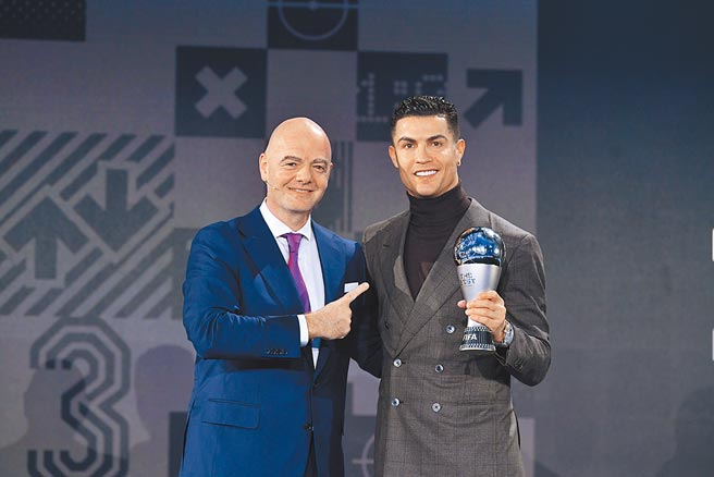葡萄牙球星C.羅納多因為打破男足國際賽生涯進球紀錄，親自出席領取「特別獎」。（美聯社）
