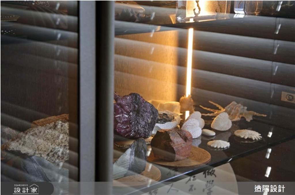 男屋主收藏的地質原石可展示於櫃內，伴隨玻璃門片與間接光源，映輝獨特光澤。(圖片提供/造陽設計)