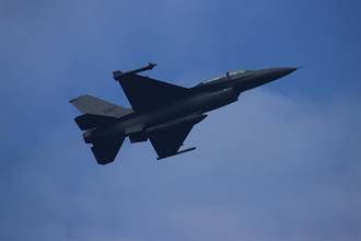 F-16V戰機全面復飛 少將聯隊長親率4架雙座機升空振士氣