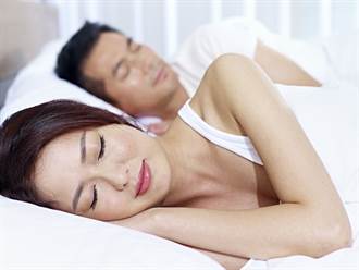 睡覺碰男友下體被怒揍驚醒 正妹不滿：為什麼你就能摸奶