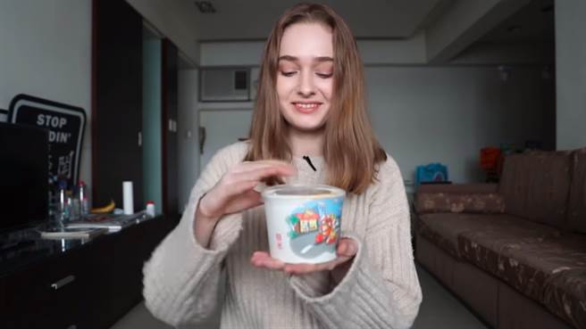 俄罗斯女模吃一口蚵仔麵线秒泪崩。（图／翻摄自不要闹工作室）