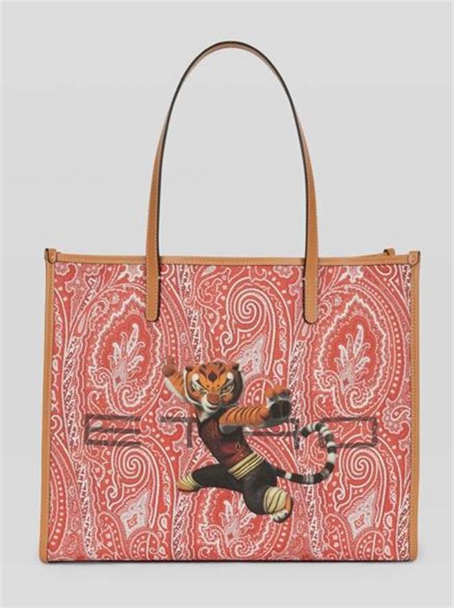 ETRO功夫熊猫系列印花购物包，3万2900元。（BELLAVITA提供）