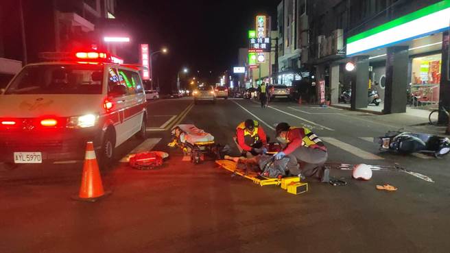 苗栗市19日晚間發生1起車禍，消防隊員到場對傷者急救。（讀者提供／謝明俊苗栗傳真）