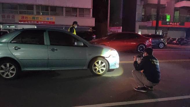苗栗市19日晚間發生1起車禍，警方正在量測肇事車輛撞擊點。（讀者提供／謝明俊苗栗傳真）