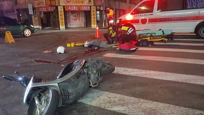 苗栗市19日晚間發生1起車禍，消防隊員到場對傷者急救。（讀者提供／謝明俊苗栗傳真）