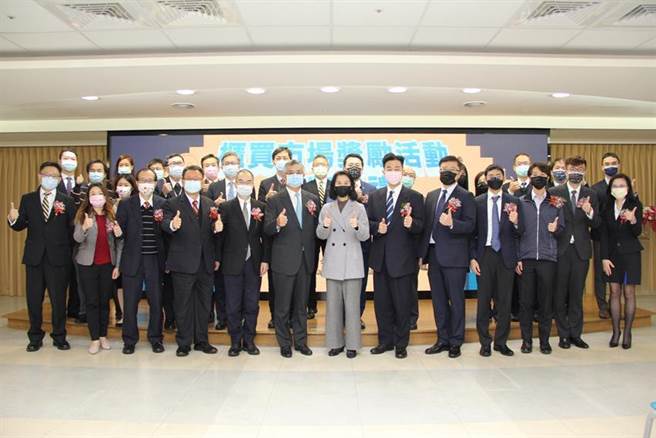 110年度櫃買市場獎勵活動獲獎證券商代表，與櫃買中心李愛玲總經理(前排右七)、陳德鄉副總經理(前排右六)合影留念。圖／櫃買中心提供。