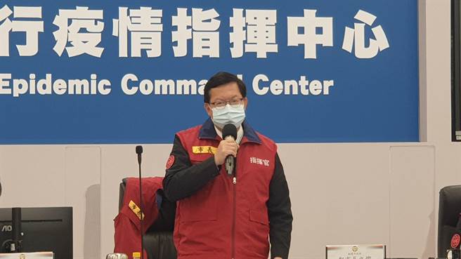 桃园市长郑文灿20日主持防疫会议表示，现在很多确诊个案视居隔间2採或解隔确诊，代表社区风险降低。(桃园市新闻处提供)
