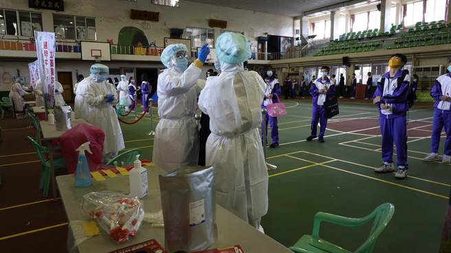新竹縣3所學校近日停課，醫護人員駐校採檢，結果全數為陰性。（莊旻靜攝）